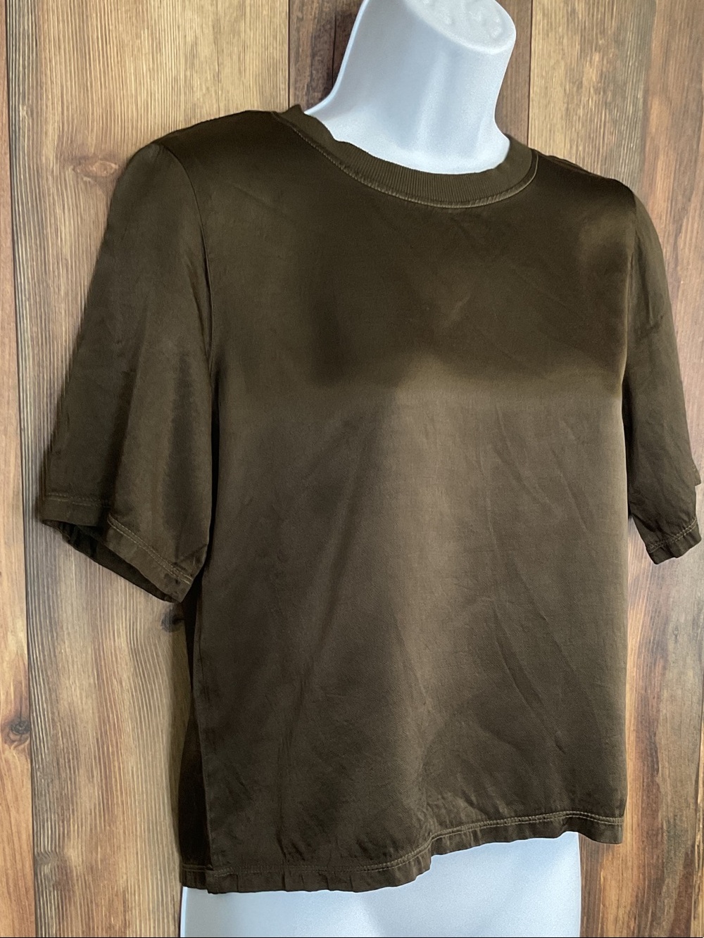 LA made Olive Short-Sleeve Satin Like Crop Crew Tee XS 398B